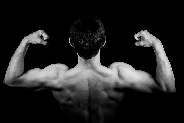 Trening na biceps: ćwiczenia na biceps bez sprzętu